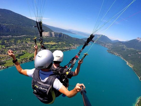 vol en parapente au-dessus du lac d'annecy